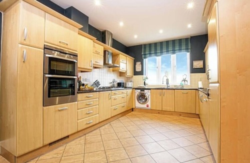 Newport Pagnell House | Spacious 6BR Stay Sleeps 9 Contractor-Friendly 10% OFF