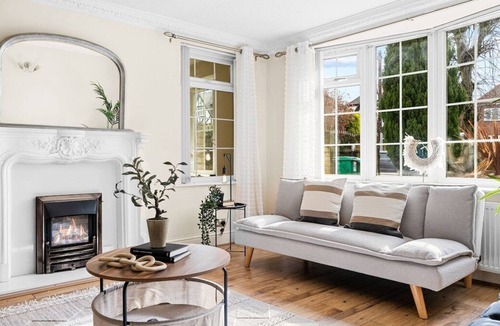 Bramcote House | Spacious and Modern House - Wollaton Way by Tŷ SA