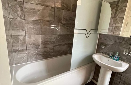Loxford House | Spacious Apartment in London with Great Transport Links