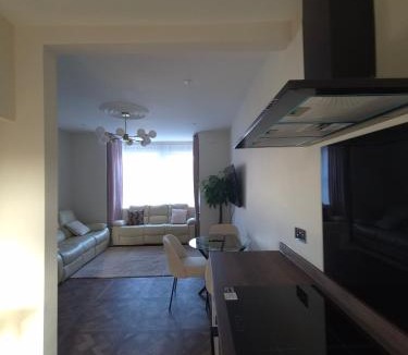 Cranbrook Apartment | Spacious Apartment Sleeps 2 with Parking newly refurbished