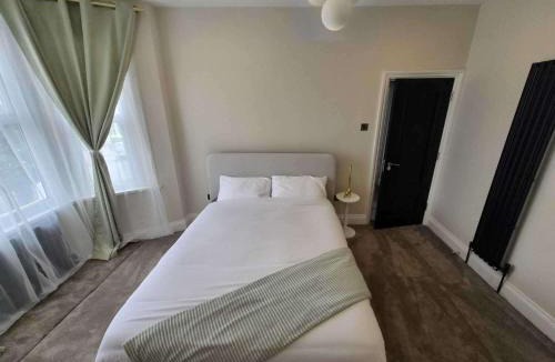 Cranbrook Apartment | Spacious Apartment Sleeps 2 with Parking newly refurbished