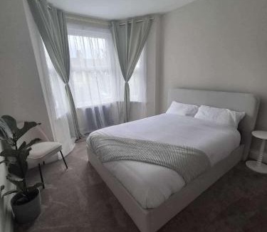 Cranbrook Apartment | Spacious Apartment Sleeps 2 with Parking newly refurbished