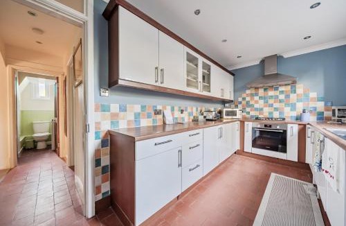 Slough House | Spacious Berkshire home - Perfect for groups and contractors
