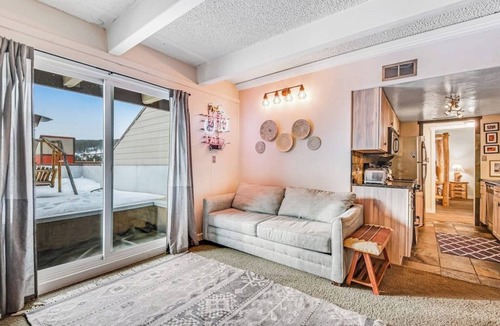 Warrior's Mark Condo | Spacious condo with hot tub, pool, sauna - bus to town/slopes