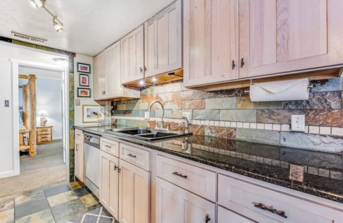 Warrior's Mark Condo | Spacious condo with hot tub, pool, sauna - bus to town/slopes