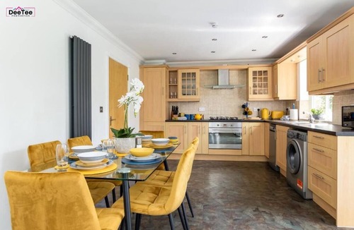 Milton Keynes Apartment | Spacious Contractor & Family-Sized Apt with Free Parking|Wi-Fi Near MK Central.