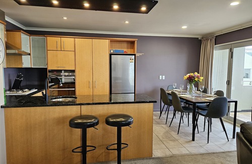 Wellington Apartment | Spacious Executive Modern Home, City Fringe!