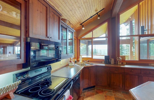 Snow Pine Estates Ski Chalet | Spacious family-friendly home with a private hot tub, wood fireplace - dogs OK