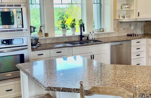 Duncan House | Spacious Family Home with In Ground Pool in the Cowichan Valley