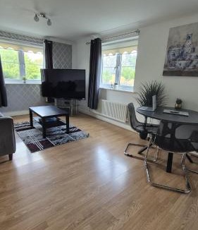 Hatfield Apartment | Spacious Ground floor 2 bedroom 2 Bathroom Flat in Hatfield near Hertfordshire University Private Car Park Sleeps 5-6