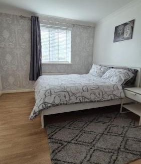 Hatfield Apartment | Spacious Ground floor 2 bedroom 2 Bathroom Flat in Hatfield near Hertfordshire University Private Car Park Sleeps 5-6