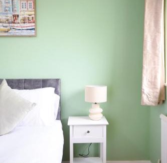 Harlow House | Spacious Harlow House, Free Parking, Fast Wi-Fi, Sleeps 4 Ideal for Contractor & Relocation Stay