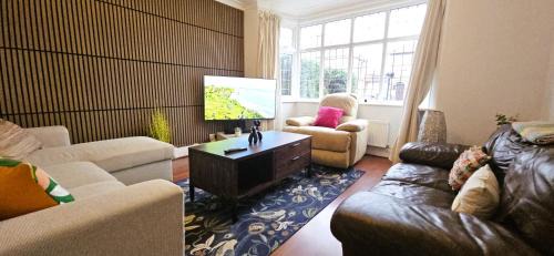 West Harrow House | Spacious Home Near Wembley, Free Parking, Close to Tube, Garden