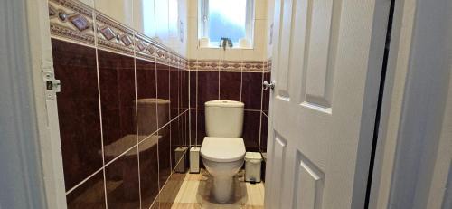 West Harrow House | Spacious Home Near Wembley, Free Parking, Close to Tube, Garden
