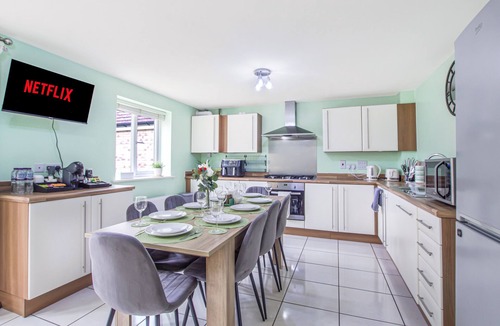 Bedford House | Spacious Home + Parking for Families & Contractors