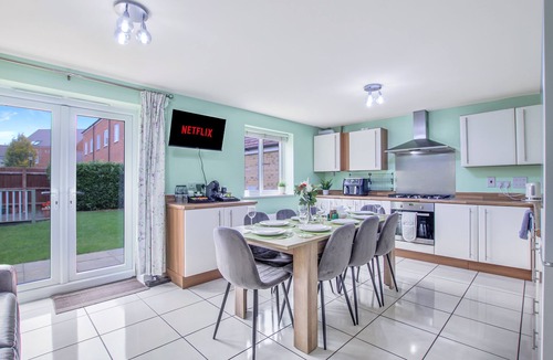 Bedford House | Spacious Home + Parking for Families & Contractors