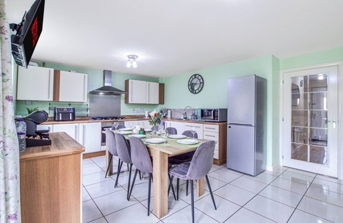 Bedford House | Spacious Home + Parking for Families & Contractors