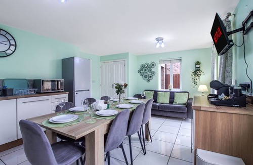 Bedford House | Spacious Home + Parking for Families & Contractors