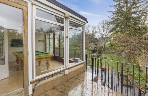 Golders Green House | Spacious Home sleeps 14 adults London