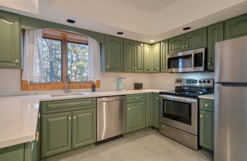 Windham Condo | Spacious King Suite · Full Kitchen · Dining · Fireplace · Private Deck ·Sleeps 4