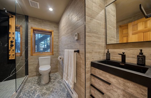 Windham Condo | Spacious King Suite · Full Kitchen · Dining · Fireplace · Private Deck ·Sleeps 4