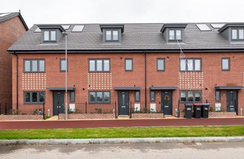 Milton Keynes House | Spacious Milton Keynes Townhouse 2 Designated Parking Spaces Near Centre MK, MK Bowl, Universal Studios & Transport Links Ideal for Families & Contractors, Sleeps 6