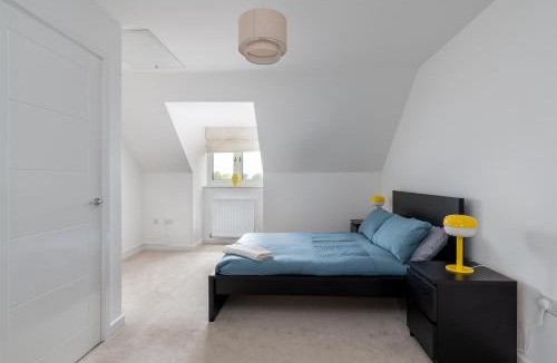 Milton Keynes House | Spacious Milton Keynes Townhouse 2 Designated Parking Spaces Near Centre MK, MK Bowl, Universal Studios & Transport Links Ideal for Families & Contractors, Sleeps 6