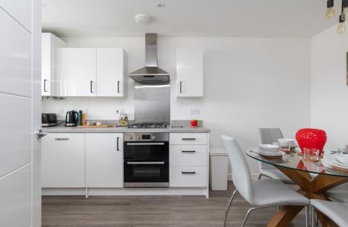 Milton Keynes House | Spacious Milton Keynes Townhouse 2 Designated Parking Spaces Near Centre MK, MK Bowl, Universal Studios & Transport Links Ideal for Families & Contractors, Sleeps 6