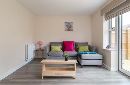Milton Keynes House | Spacious Milton Keynes Townhouse 2 Designated Parking Spaces Near Centre MK, MK Bowl, Universal Studios & Transport Links Ideal for Families & Contractors, Sleeps 6
