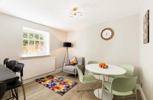 Lillington Apartment | Spacious Modern 2 Bed Apartment with Parking - Pass the Keys