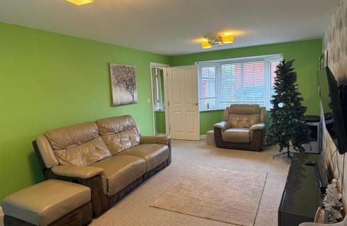 Corby Apartment | Spacious Modern 5-Bedroom Detached Home in Corby