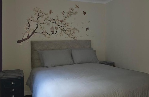Bromley North Apartment | Spacious one bedroom flat with secure off street parking and centrally located