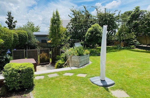 Taupo House | Spacious pet friendly 3-4 bdrm home with spa, large garden and lake view