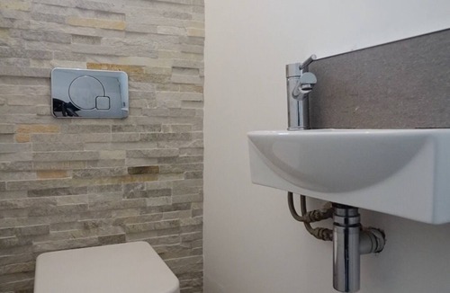 Stonebridge House | Spacious private room w/lock | Close to station| Direct train to central London