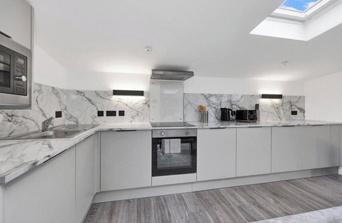St. George's Apartment | Spacious Rooftop Studio Flat in London