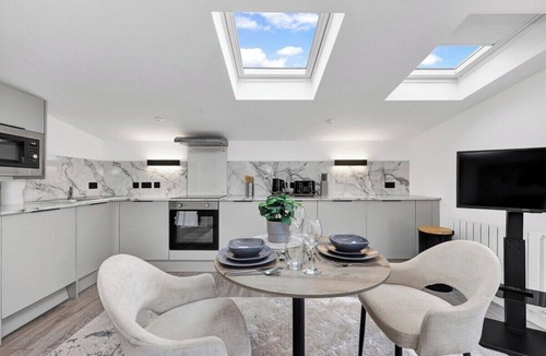 St. George's Apartment | Spacious Rooftop Studio Flat in London