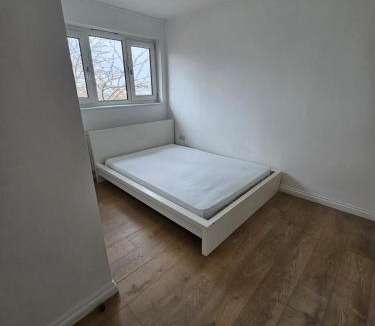 Stratford House | Spacious room