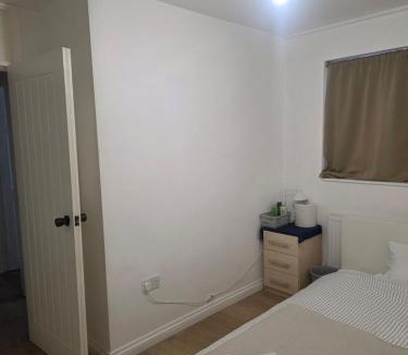 Stratford House | Spacious room