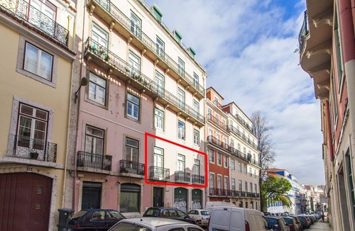 Santos Apartment | Spacious, Traditional in Historic Lisbon, with air-conditined & central heating
