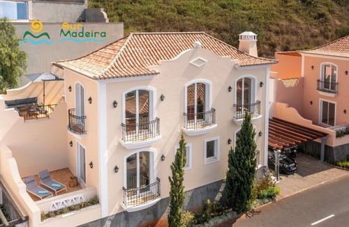 Sao Goncalo Villa | Spacious villa, shared pool|Palheiro Eagle