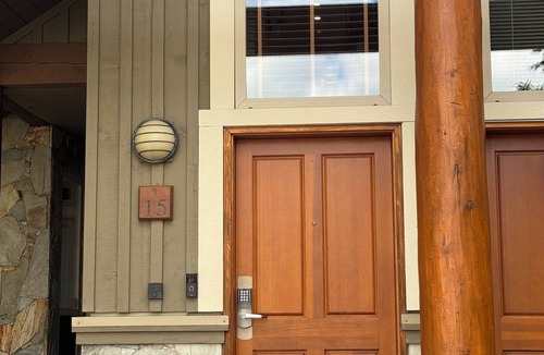 Village North House | Spacious Whistler Townhome – Walk to Lifts!