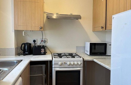 Seven Kings Apartment | specious 1 Bed Apartment with parking & free wifi 5 minute Goodmayes station