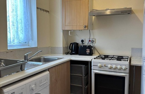 Seven Kings Apartment | specious 1 Bed Apartment with parking & free wifi 5 minute Goodmayes station