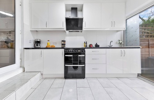 Hackney House | Specious 4 bedroom home/Garden/Free Private Parking/Near Central London!