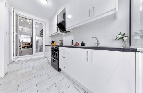 Hackney House | Specious 4 bedroom home/Garden/Free Private Parking/Near Central London!