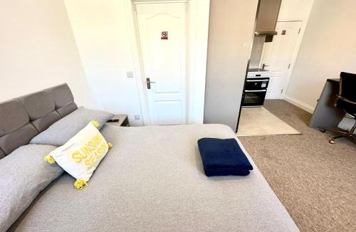 West Hendon Apartment | Spectacular Modern, Private Apartment,15 Mins To Central London