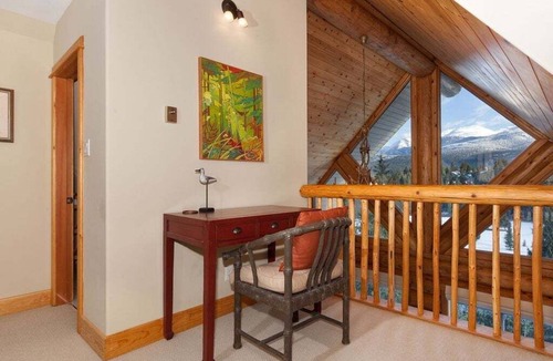 Blueberry Hill Apartment | Spectacular Views | Chalet | Private hot tub | BBQ