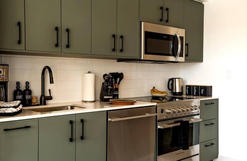 Lower Lonsdale Apartment | Spirit Trail Cozy Studio