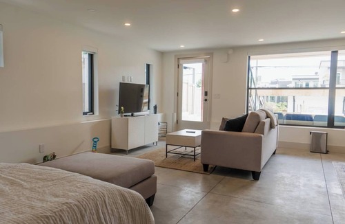 Lower Lonsdale Apartment | Spirit Trail Cozy Studio