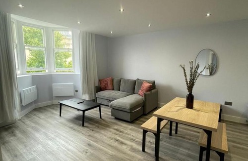 Abingdon Apartment | Square Flat - En-Suites - Luxury - 6 Guests